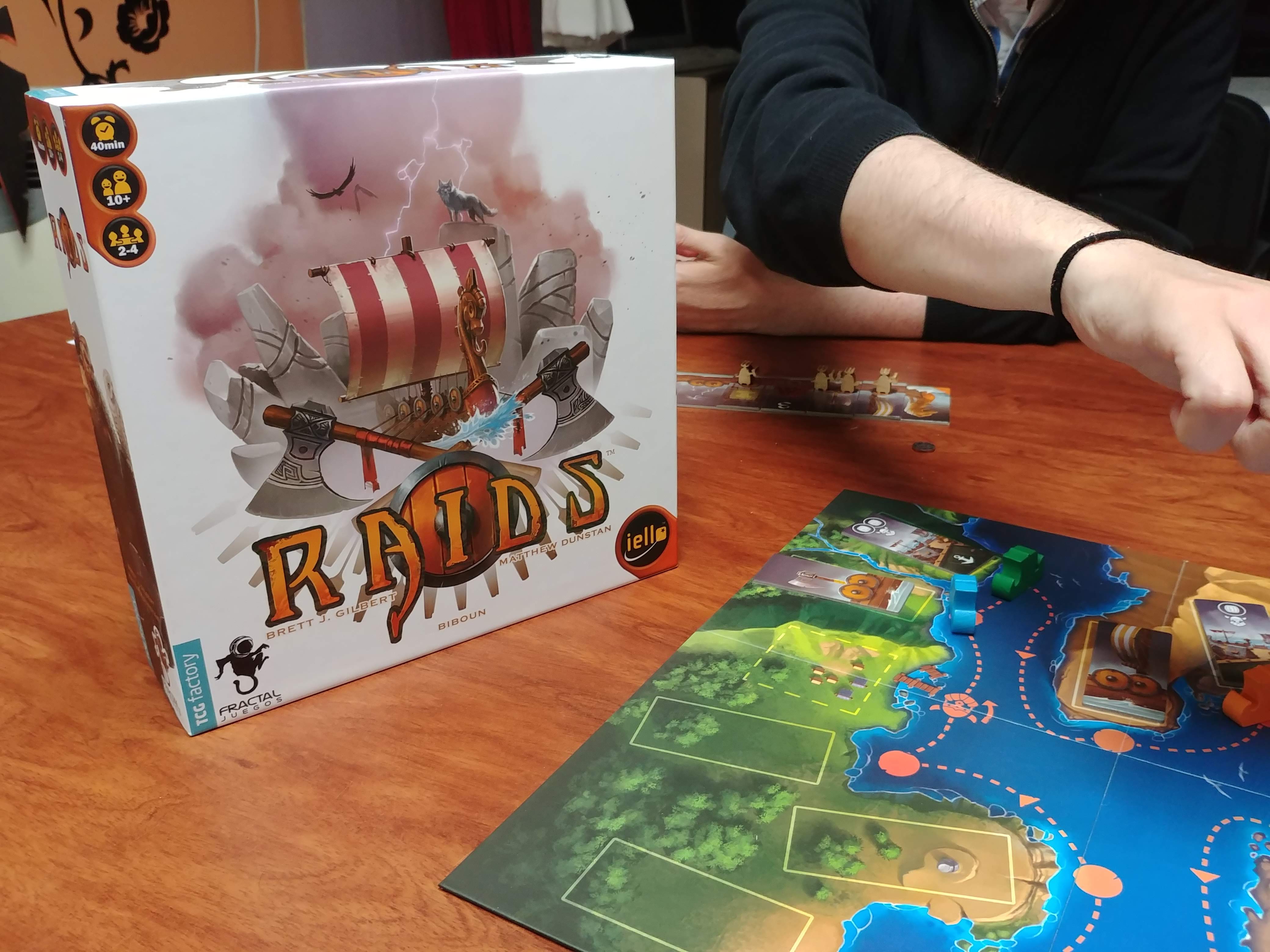 RESEÑA: RAIDS EN  500 PALABRAS